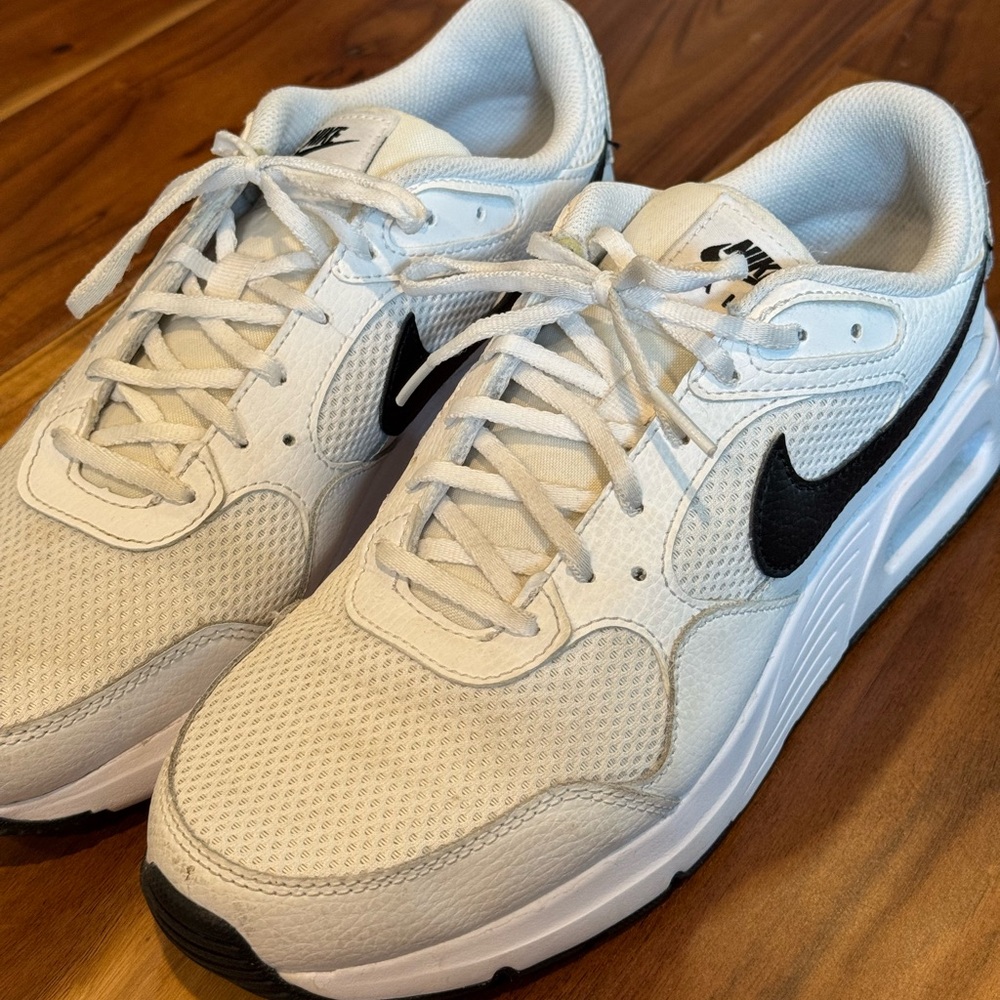 Nike Women’s 9 White/Black air max Sneakers